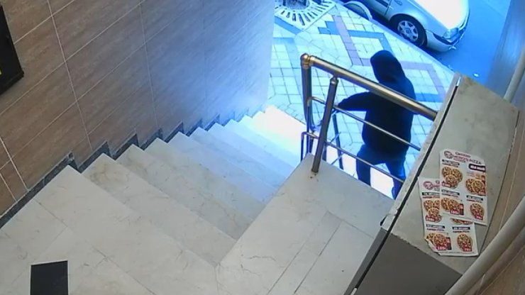 Bağcılar’da Apartmanın Merdiven Korkuluklarını Sökerek Çalan Şüpheli Kamerada