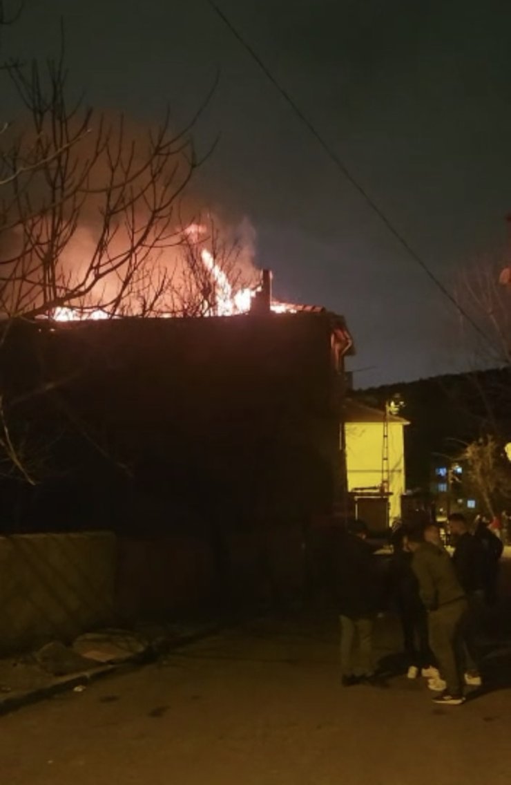 Ümraniye'de 3 Katlı Binanın Çatısı Alev Alev Yandı