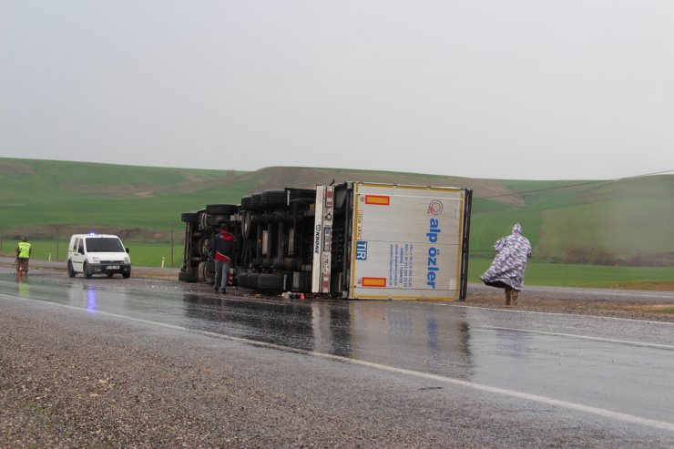 Diyarbakır’da Devrilen Tır’ın Şoförü Yaralandı