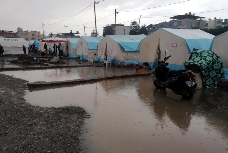 İskenderun'da Çadır Kentte Yaşayanlar Şiddetli Yağıştan Etkilendi