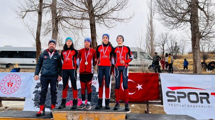 Karla Kaplı Kayak Pistinde Türkiye Şampiyonası'na Hazırlanıyorlar
