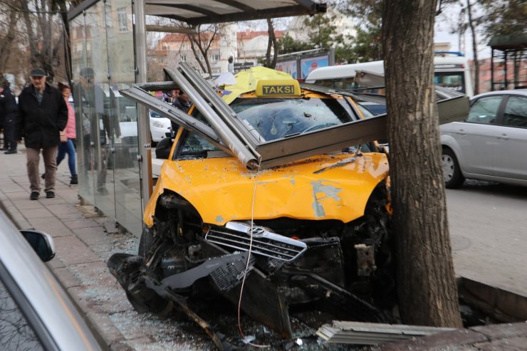 Ankara'da Taksi, Durağa Daldı: 1'i Ağır 6 Yaralı