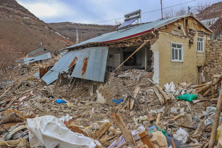 Depremde Yıkılan Mahallelerinin Başka Yere Taşınmasını İstiyorlar