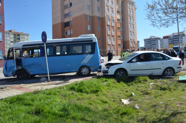 Edirne’de Otomobil, Yolcu Minibüsüne Çarptı: 5 Yaralı