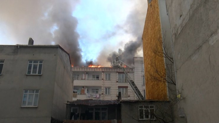 Esenyurt'ta 5 Katlı Binanın Çatısındaki Yangın Bitişikteki Binalara Sıçradı