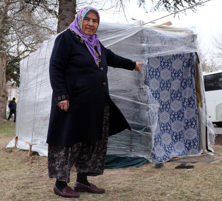 Kayseri'de 4.8'lik Deprem Sonrası Boş Alanlar Naylon Çadırlarla Doldu