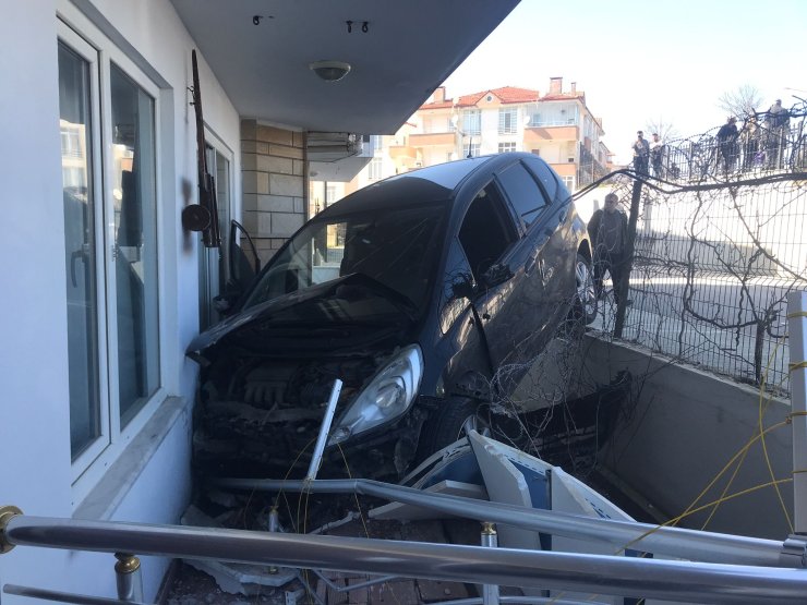 Otomobil, Dairenin Balkonuna Girdi; Sürücü Yaralandı