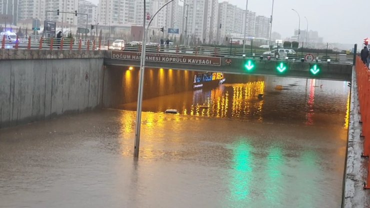 Diyarbakır’daki Kuvvetli Yağış; 9 Otomobil Hasar Gördü, 80 Ev Ve İş Yerini Su Bastı