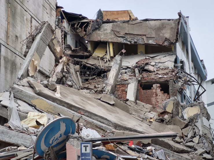 Malatya'da Ağır Hasarlı 7 Katlı Bina Kendiliğinden Çöktü