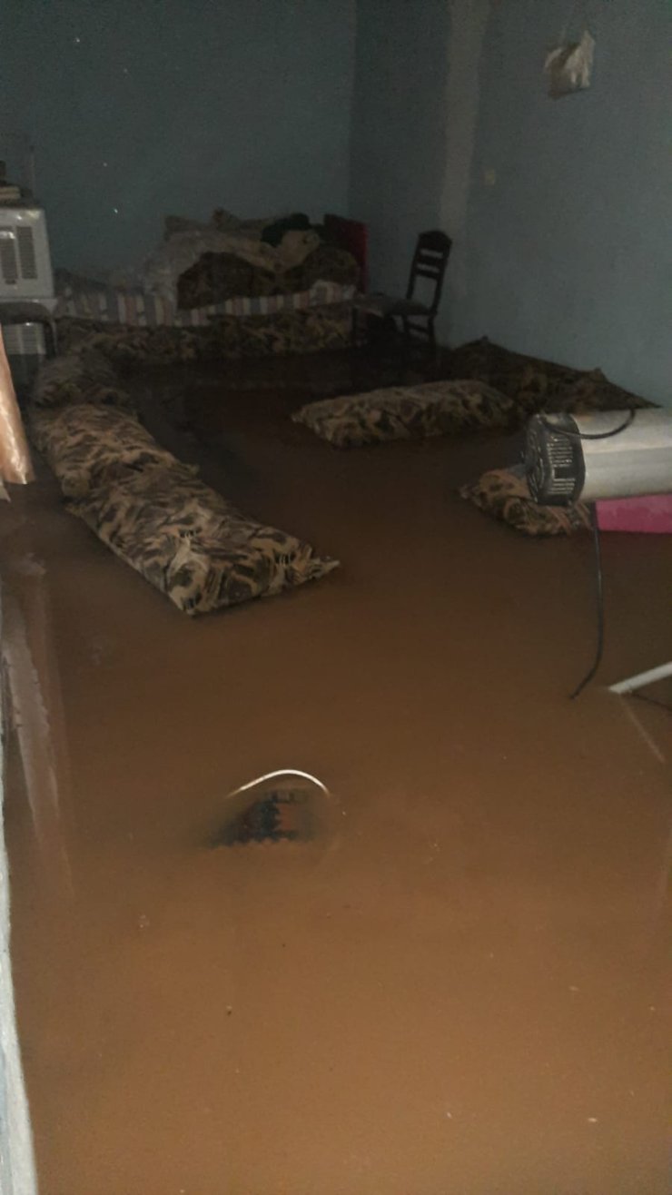 Mardin'de Yağmur Etkili Oldu; İlkokulu Ve Evleri Su Bastı